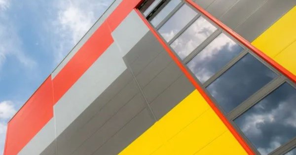 Szendvicspanel vagy hagyományos falazat? Melyik a jobb választás garázshoz és műhelyhez?